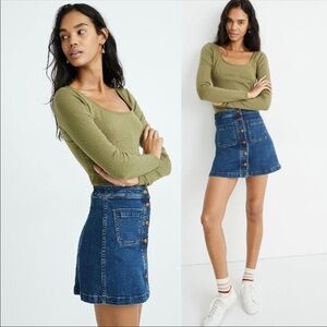 Madewell size 6 denim skirt with exposed buttons and front pockets